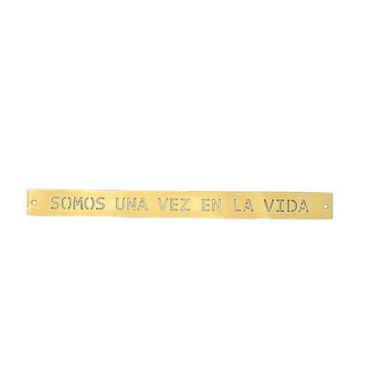 Placa Decorativa em Latão "Somos Uma Vez em La Vida"